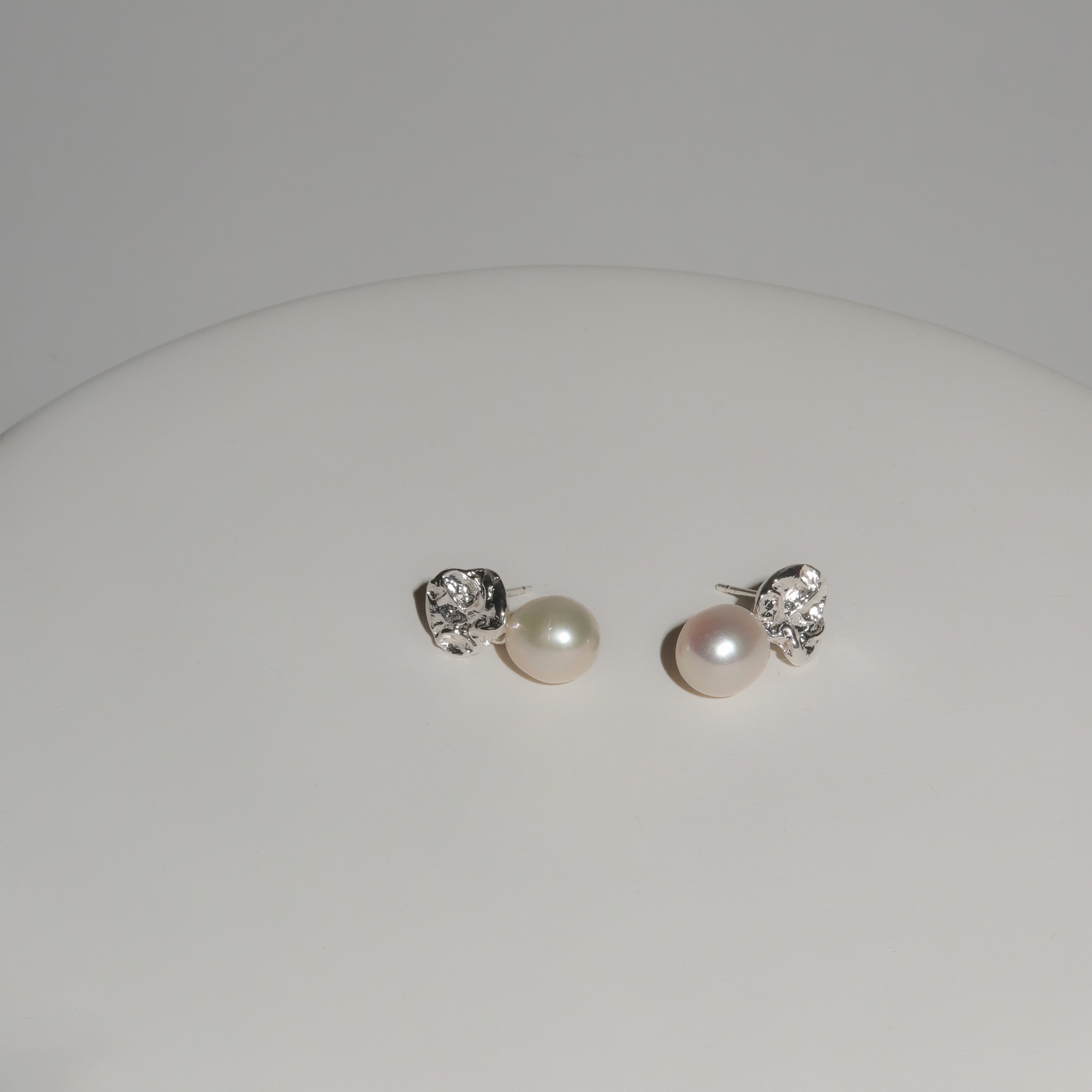 Rie Pearl Earrings - Silver plated