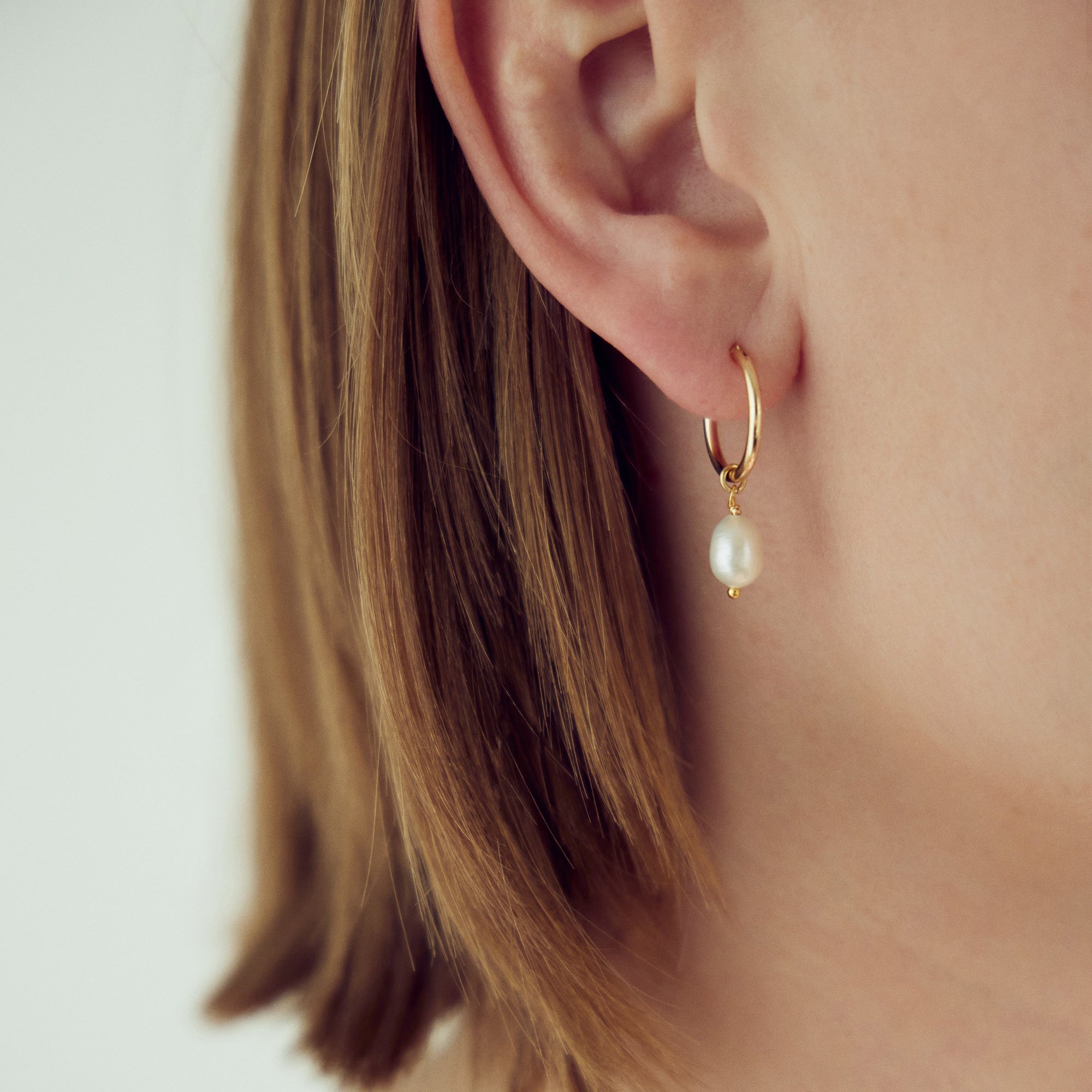 Lea Pearl Earrings Small - 18 carat gold plated