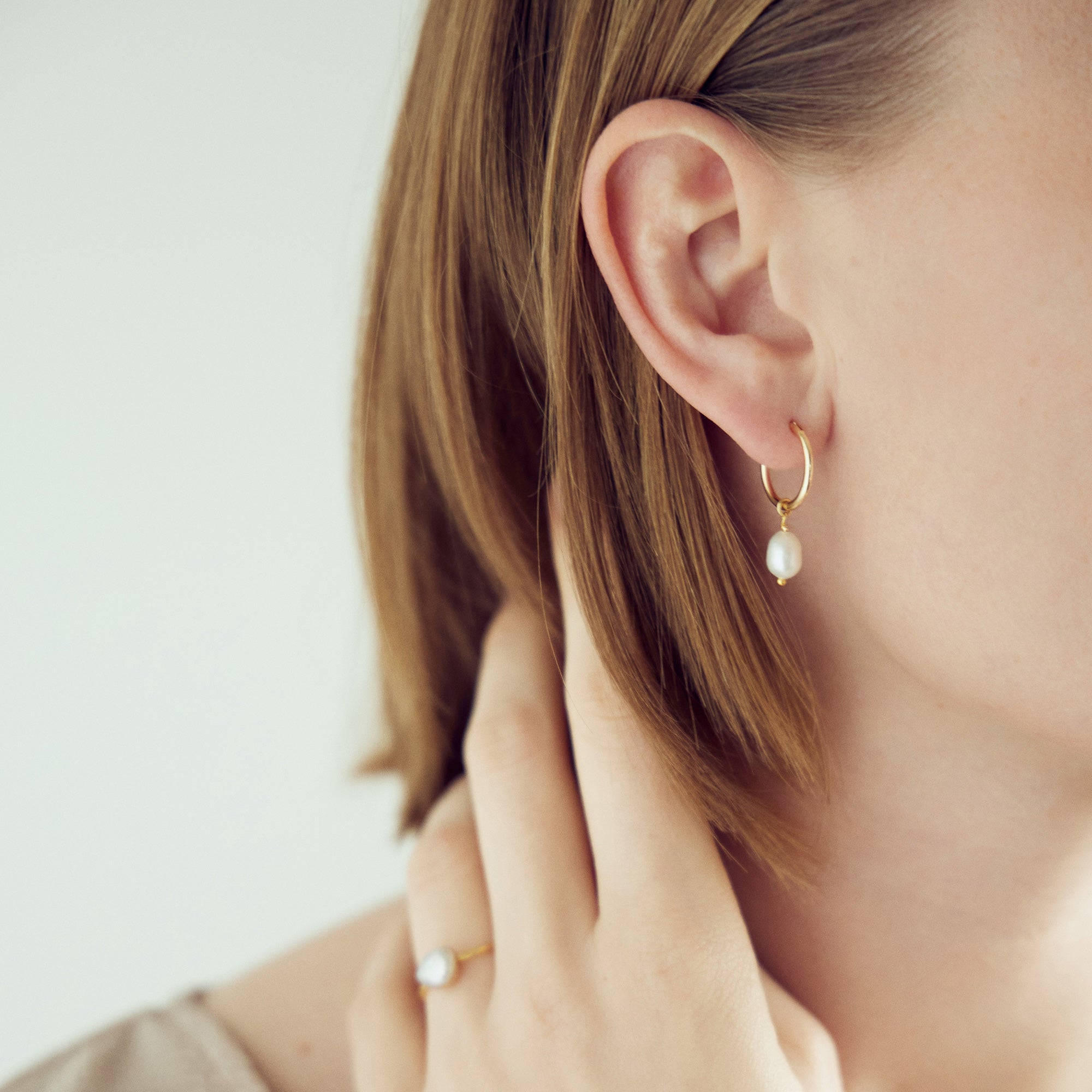 Lea Pearl Earrings Small - 18 carat gold plated