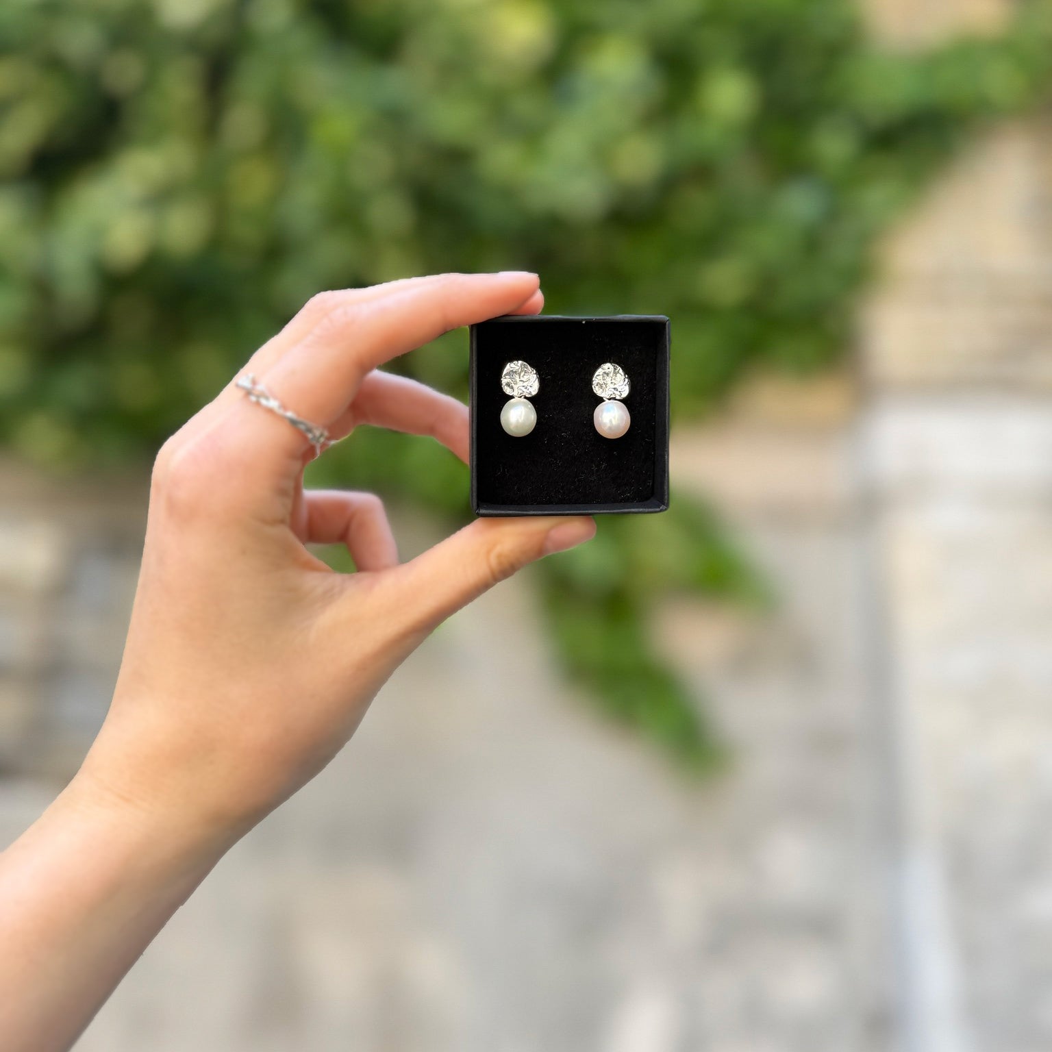 Rie Pearl Earrings - Silver plated