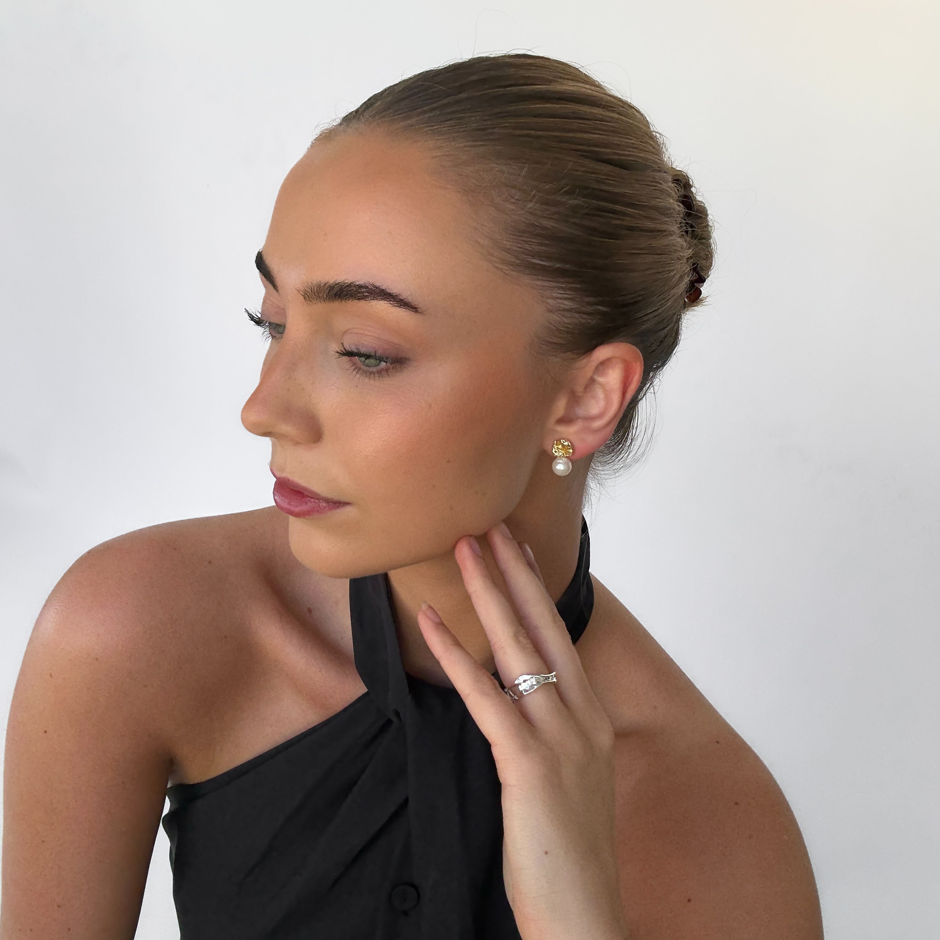 Rie Pearl Earrings - 18 carat gold plated