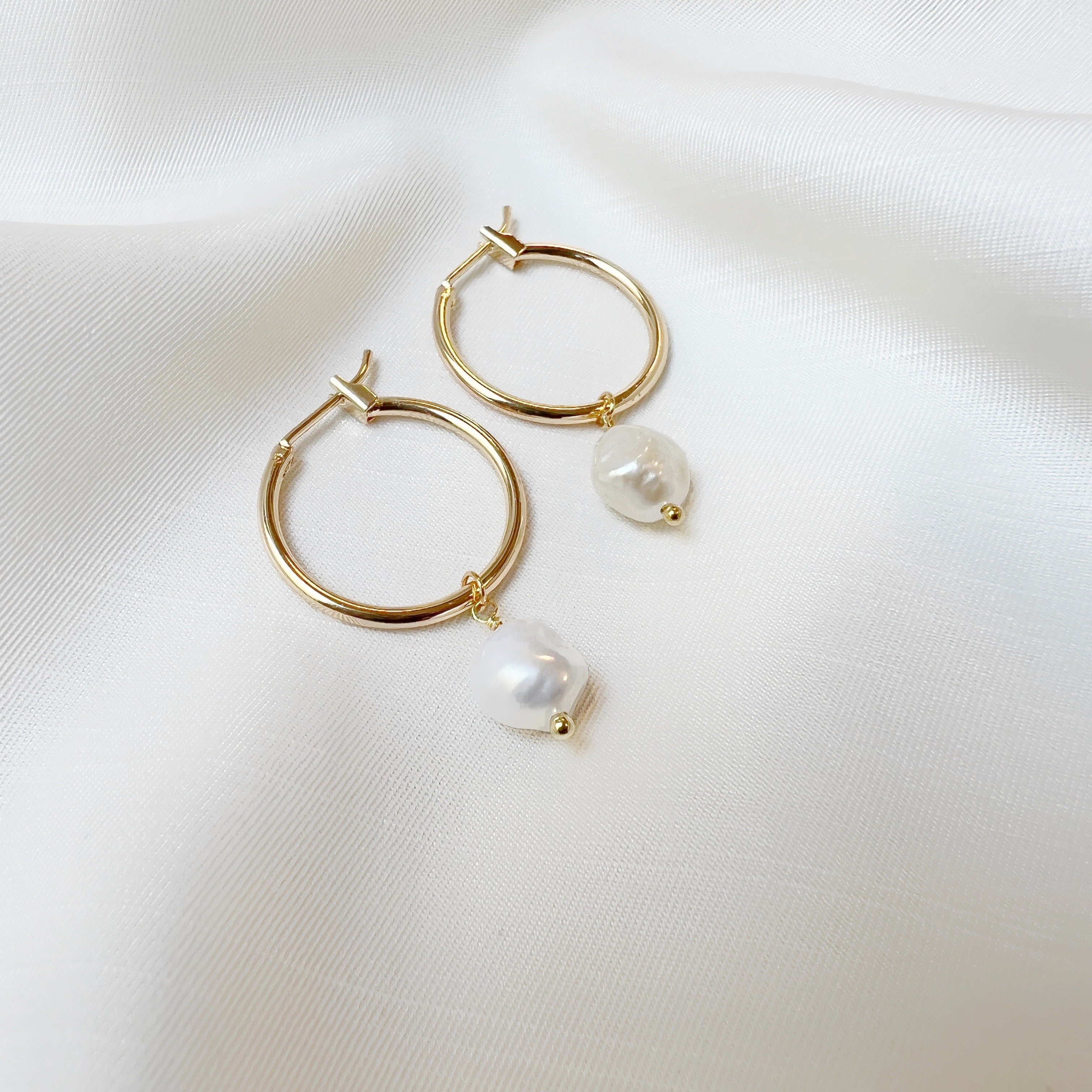 Lea Pearl Earrings Large - 18 carat gold plated