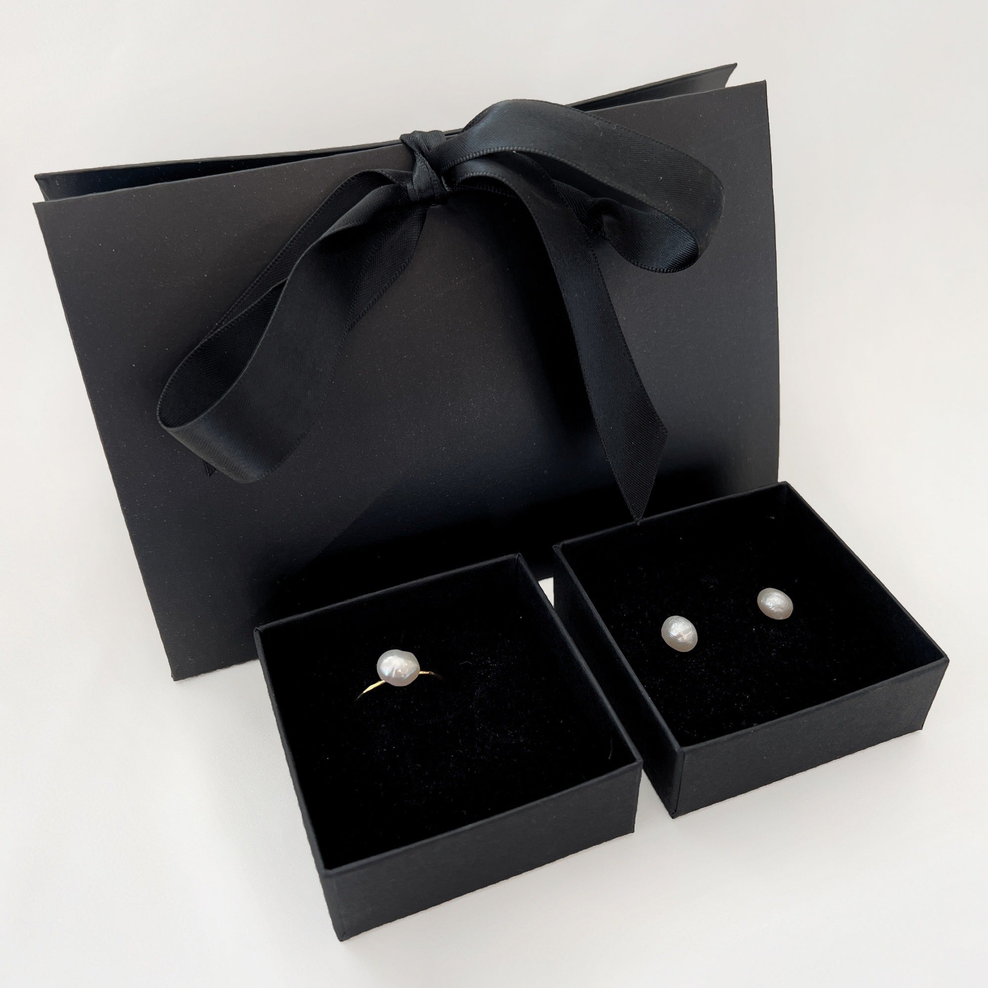 Jewelry set - Vega Pearl Ring / Vega Pearl Earrings - 18 carat gold plated