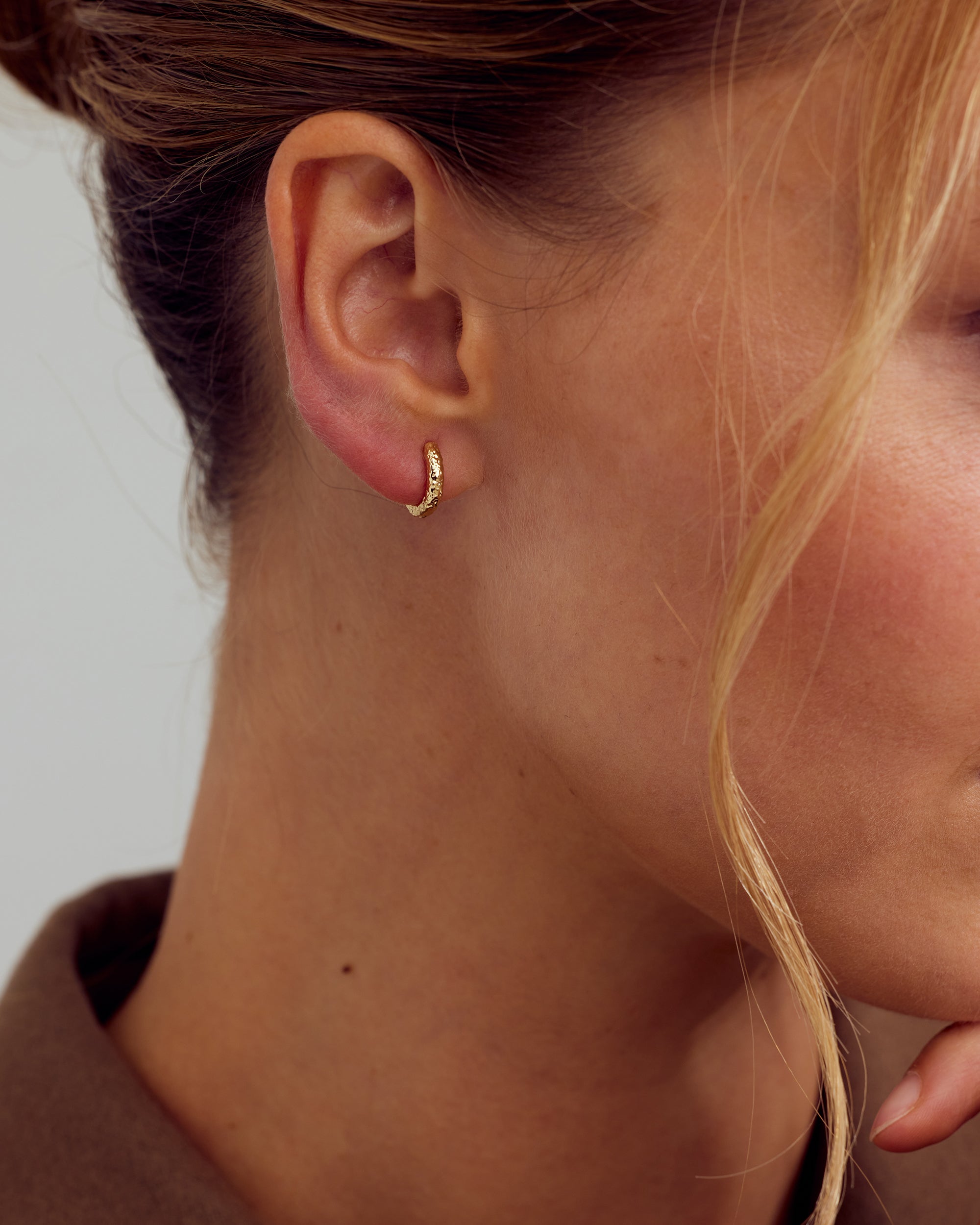 Dalia Earrings Small Hoop - 18 carat gold plated