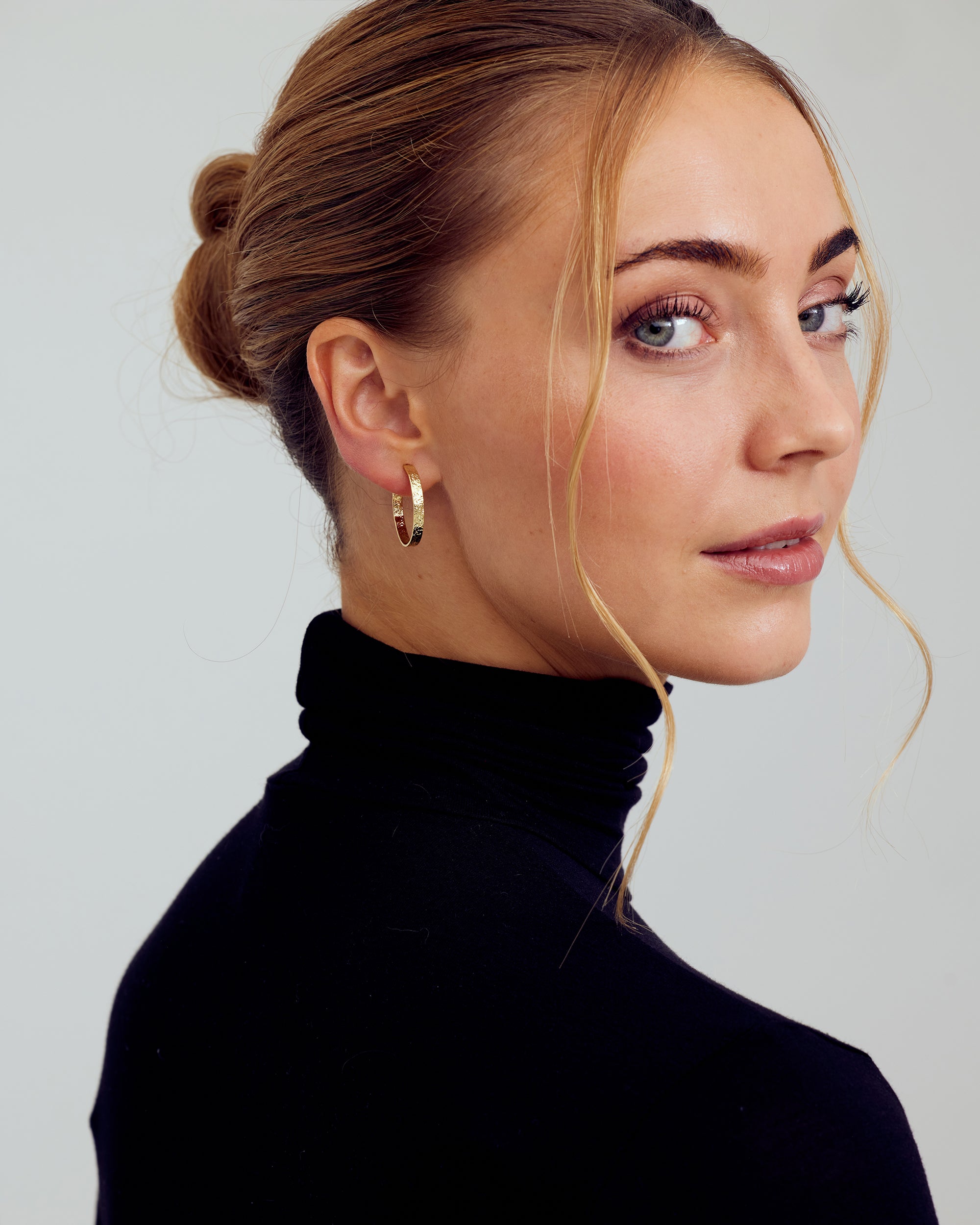 Dina Earrings Medium Hoop - 18 carat gold plated