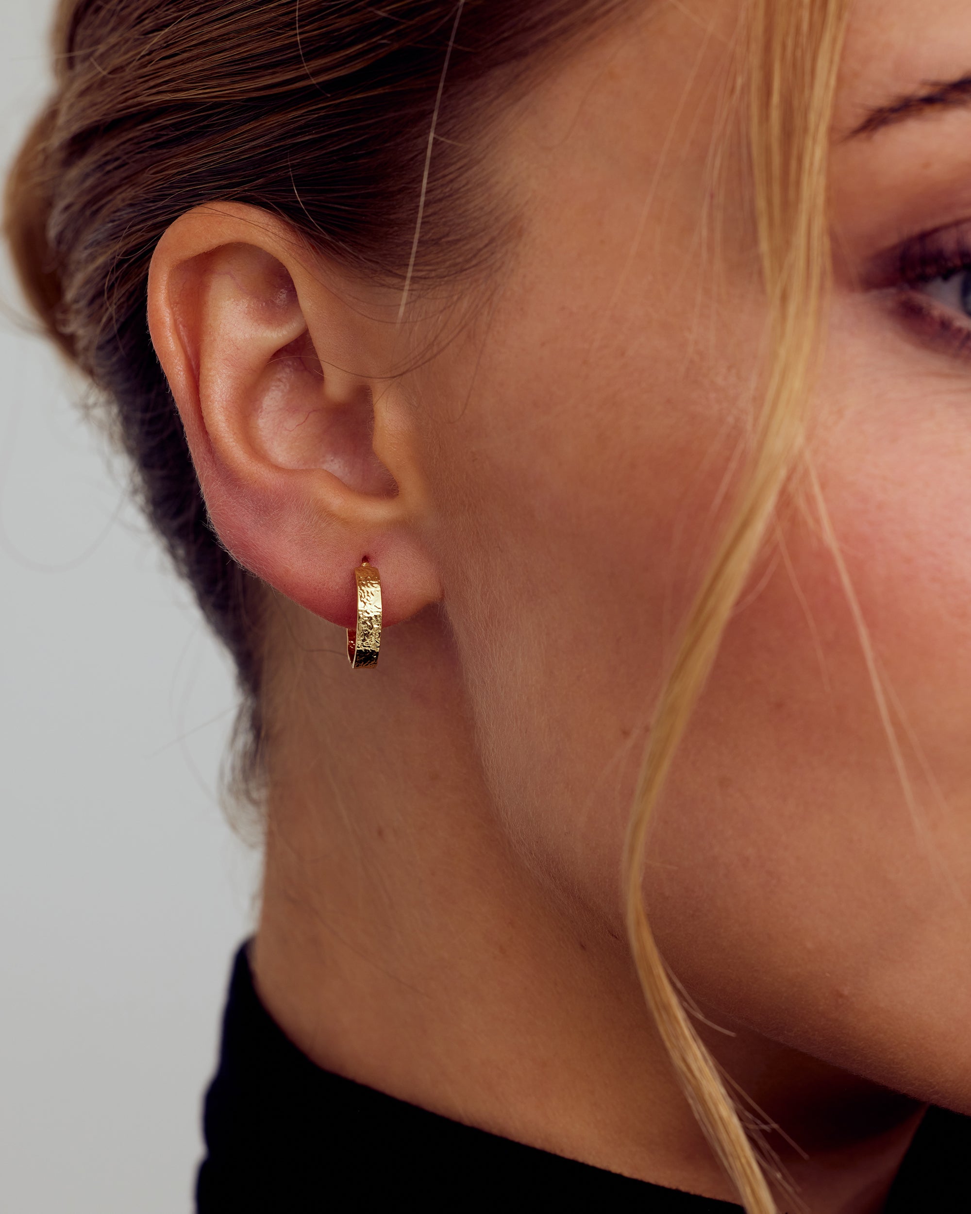 Dina Earrings Small Hoop - 18 carat gold plated