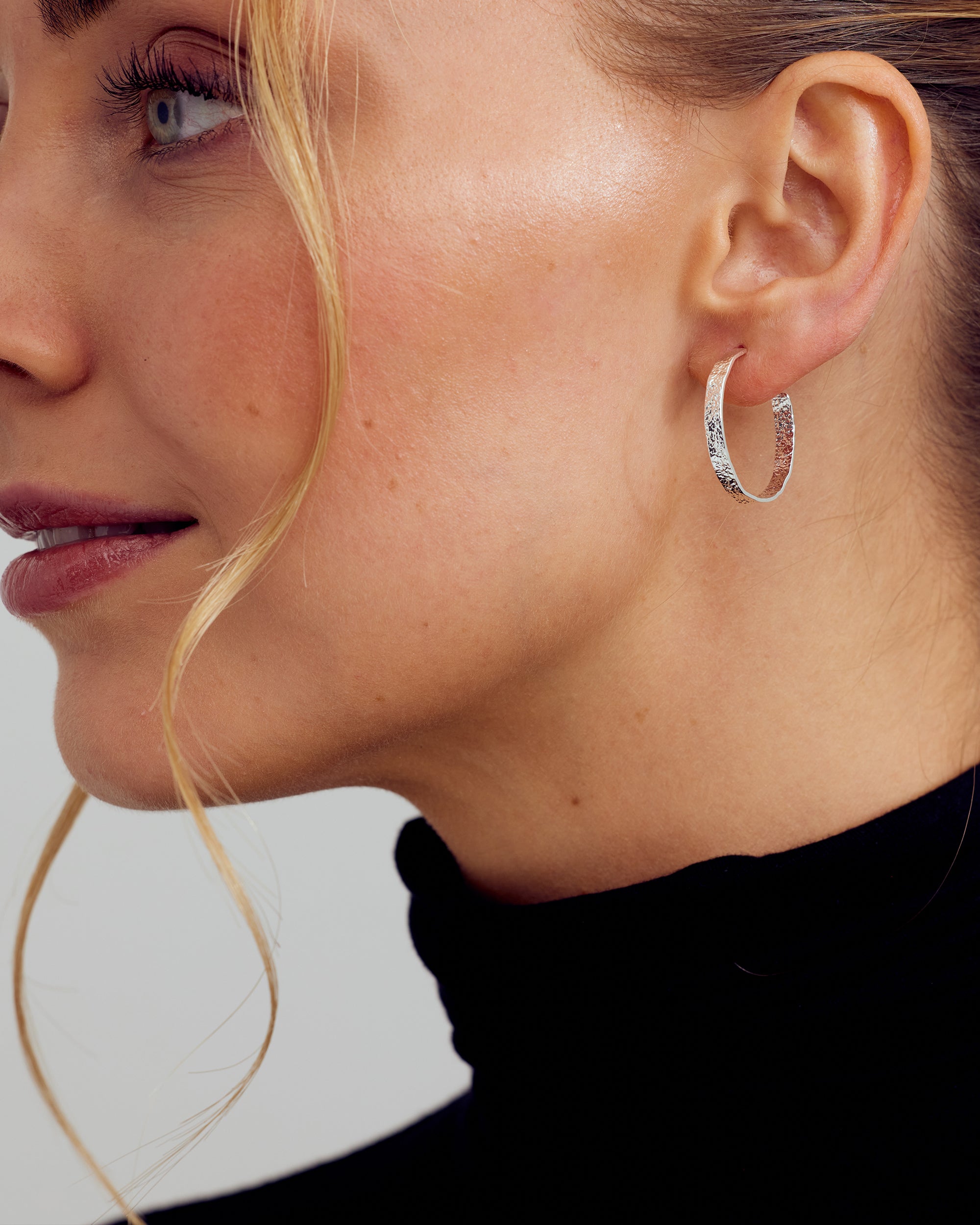 Dina Earrings Medium Hoop - Silver plated