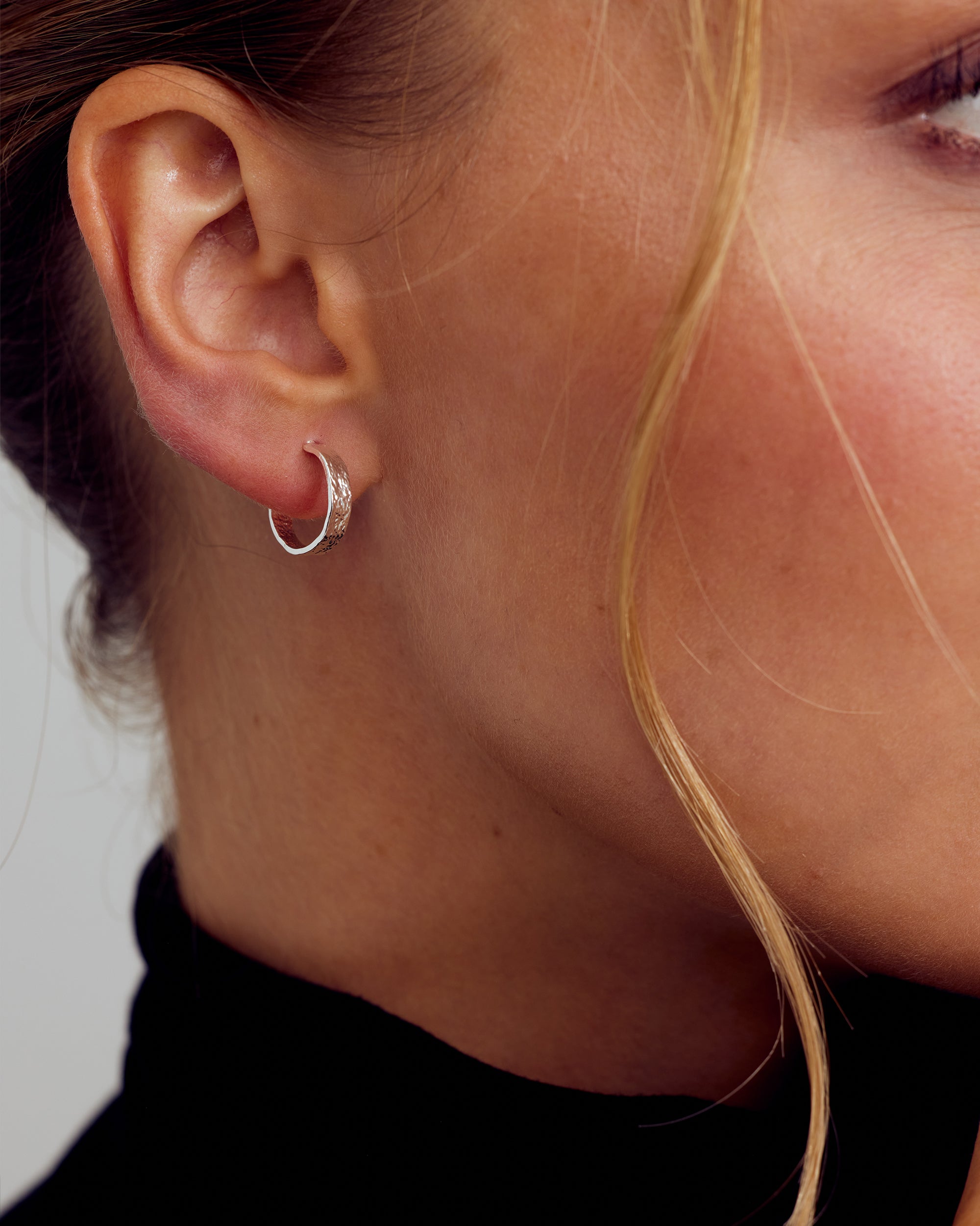 Dina Earrings Small Hoop - Silver plated