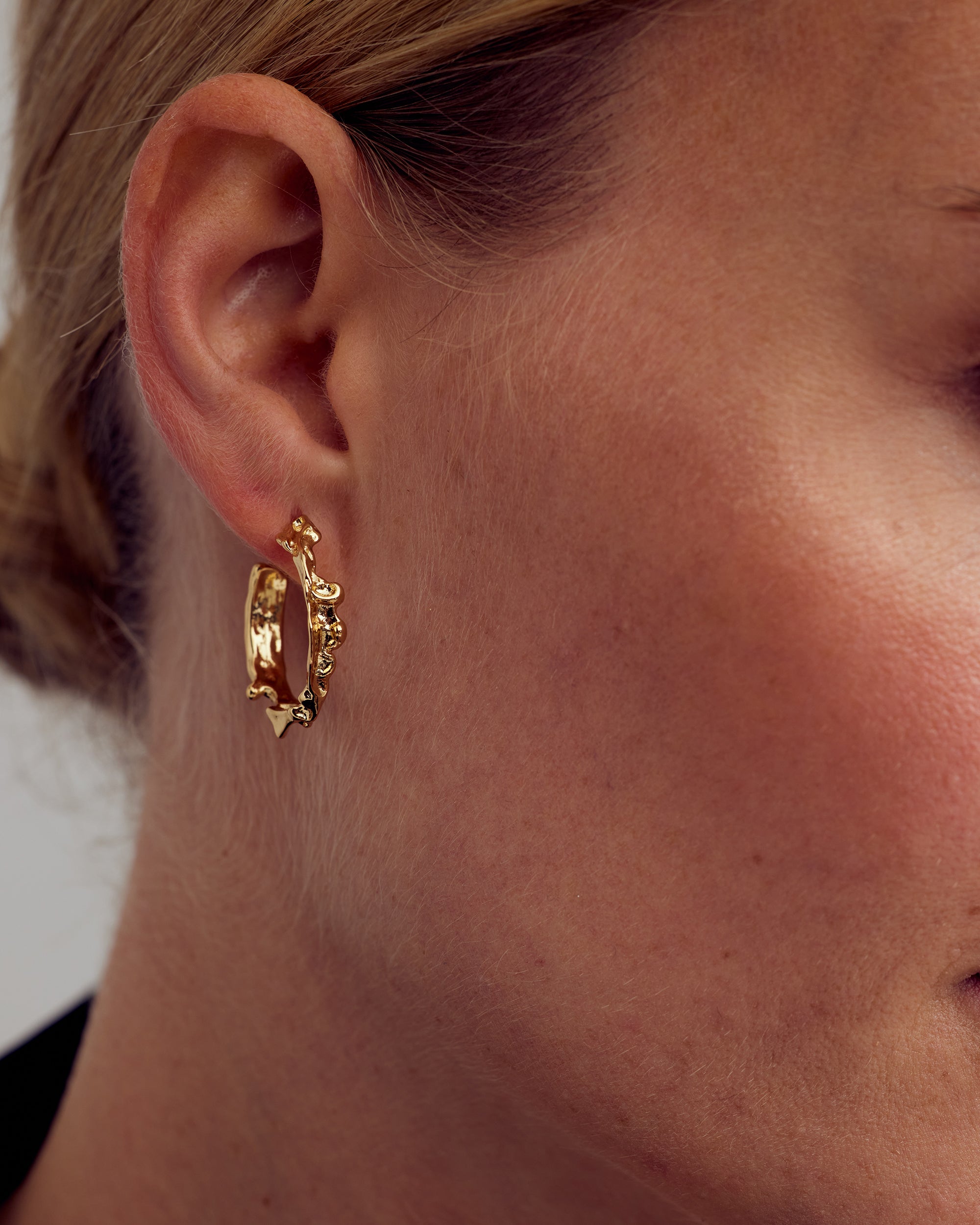 Noelle Earrings Medium Hoop - 18 carat gold plated